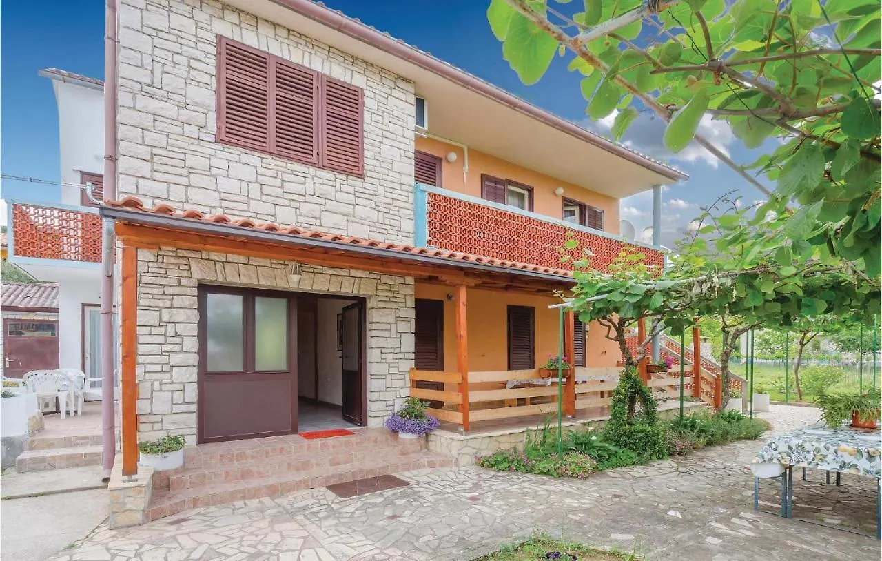 2 Bedroom Cozy Apartment In Labin 拉宾