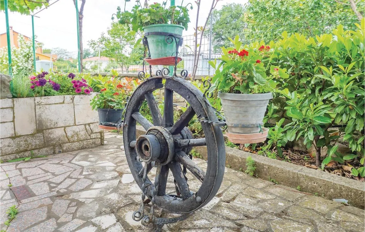 2 Bedroom Cozy Apartment In Labin 拉宾